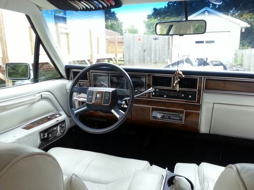 Find Used 1989 Lincoln Town Car Signature Series White W