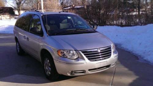 2006 Chrysler Town & Country Limited, image 1