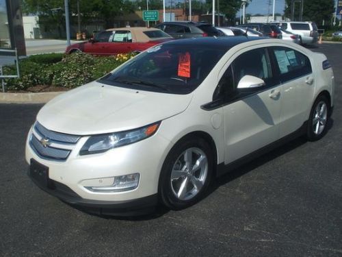 2012 chevrolet volt. &#039;white diamond&#039;. only 10,700 miles. loaded!