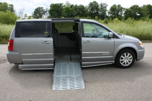 14 chrysler town &amp; country handicap accessible wheelchair van side entry loaded!