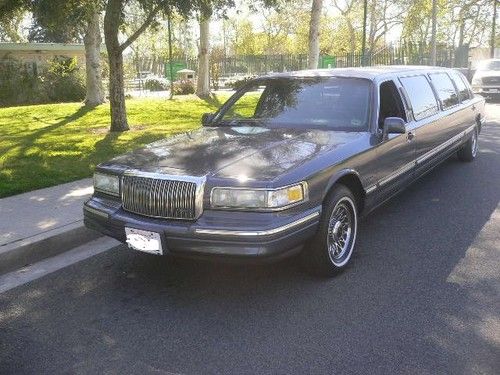 1997 lincin town car limousine...very low miles
