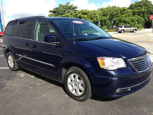 2012 chrysler town &amp; country touring ed