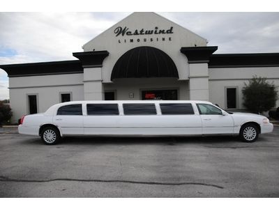 Limo limousine lincoln town car 2005 white stagecoach luxury party super stretch