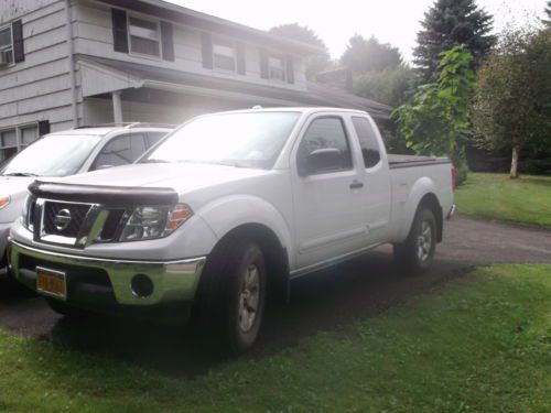 Nissan frontier 2011 white, extended cab, sv 4x4, only 9,376 mi like new