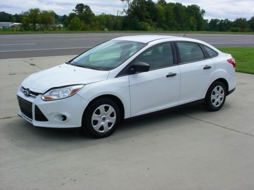 2012 Ford Focus S NO RESERVE Salvage Damaged Rebuildable Repairable, image 1