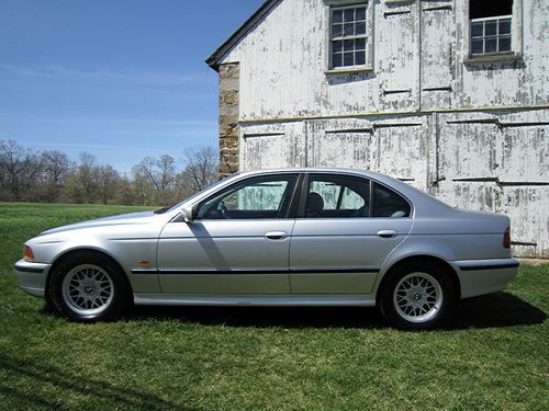 2000 bmw 528i sedan and this is a doll baby with no reserve