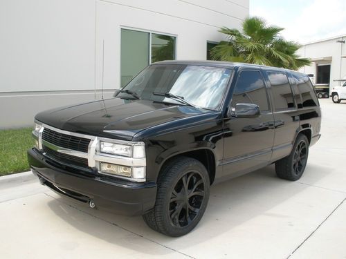 1998 chevy tahoe, custom exterior &amp; leather interior. two 1000 watt amps, &amp; more