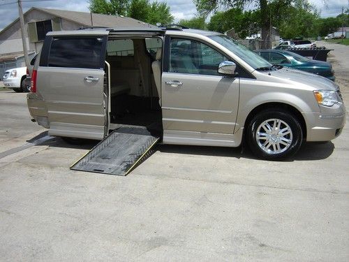 2009 chrysler town &amp; country limited rollx wheelchair / handicap accessible
