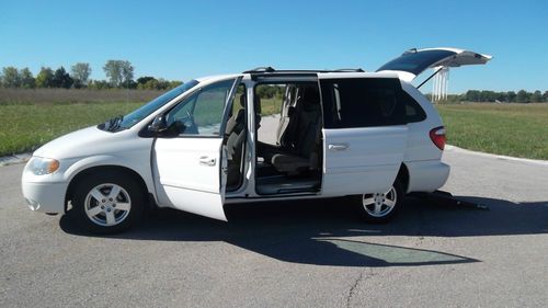 2005 dodge grand caravan sxt wheelchair/handicap rear entry ramp van