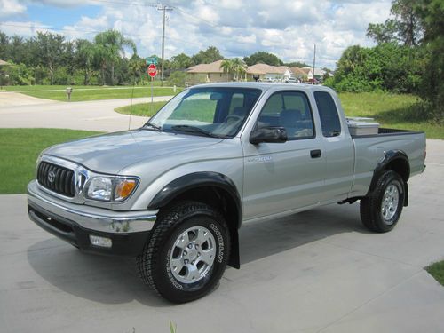 Beautiful 2003 toyota tacoma sr5 4x4 *rust free * low mileage *one owner*