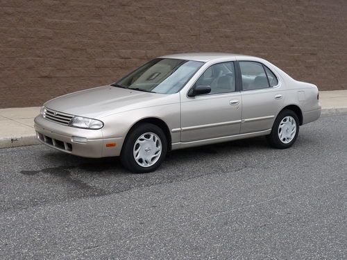 Super clean 1996 nissan altima gxe sedan 2.4l...31,991 original miles.
