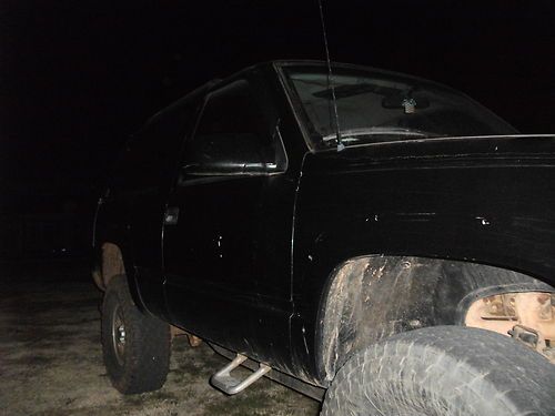 1995 chevy tahoe 4x4 with a lift kit and good tires runs great  mud toy  5.7l v8