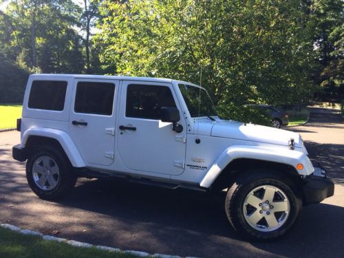 White jeep wrangler unlimited sahara 4-door, 4 wheel drive, navigation, leather