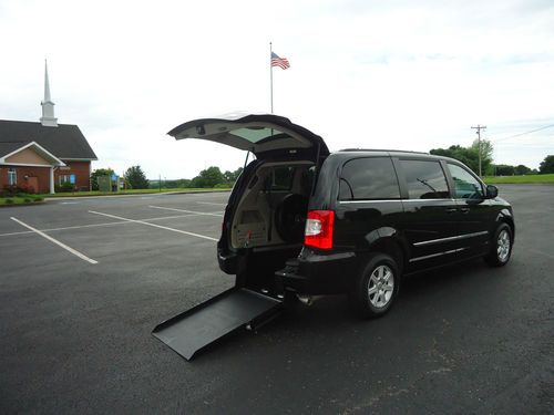 2011 chrysler town &amp; country wheelchair/handicap ramp van rear entry conversion