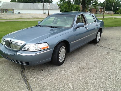 Lincoln town car signature loaded runs like new