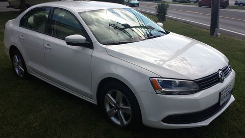 2012 vw jetta tdi candy white. only 12,900 miles!