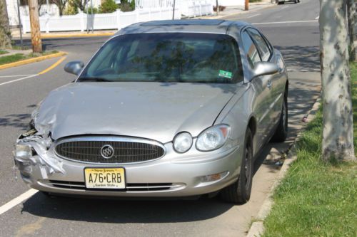 2006 buick lacrosse/damaged right fender/87,900 miles/moon roof