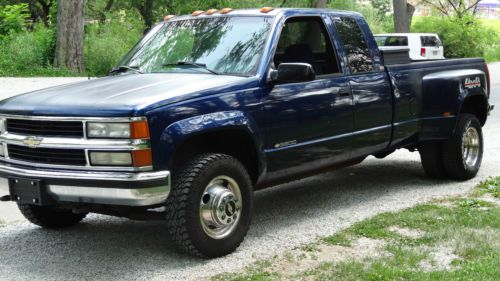 1995 chevy dually with 754 gas motor, ext. cab, 4wd, a/c, brake controller,