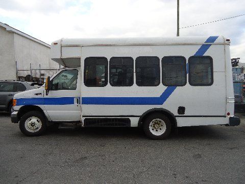 2005 ford minibus - shuttle bus - 5 seats- equipped w/ wheelchair lift