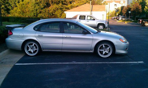 One of a kind! 05 ford taurus se
