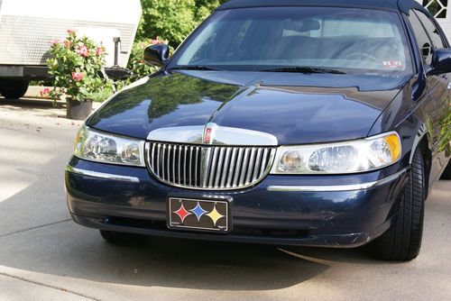 2002 Lincoln Town Car - Low Miles - Adult Driven, image 2