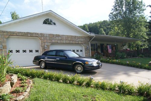 2002 Lincoln Town Car - Low Miles - Adult Driven, image 3
