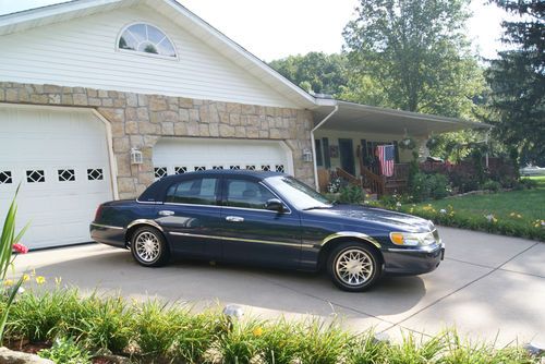 2002 Lincoln Town Car - Low Miles - Adult Driven, image 4