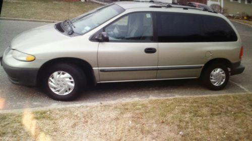1999 playmouth voyager, gray color, gas 6 cylinders ,a/c, runs good .$ 2500 neg.