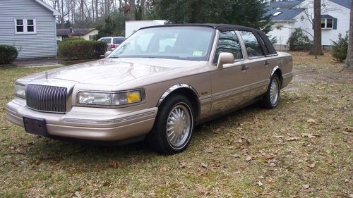 Purchase used 1996 Executive Lincoln Signature Town Car black w
