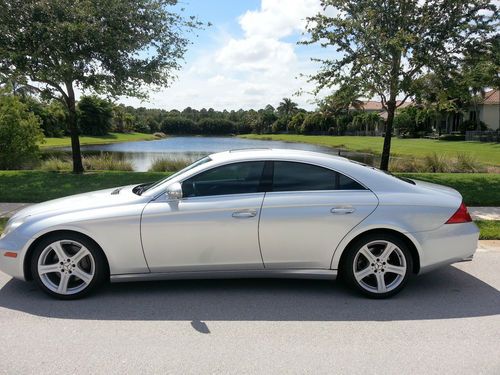 Beautiful low mileage 2006 mercedes cls 500 4-door sedan....only 35,000 miles!!!