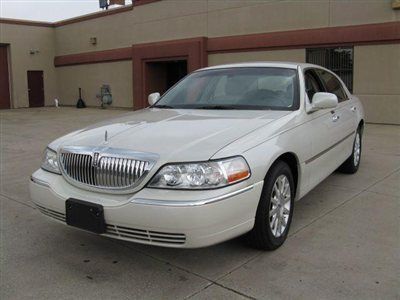 2006 lincoln town car signature series leather dual a/c wood trim save!!!$9,495