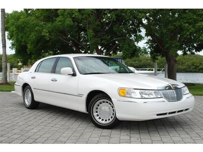 Only 23k miles 2001 lincoln town car executive 4dr sedan leather michelin