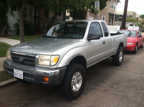 2000 toyota tacoma extra cab pre runner v6  great truck