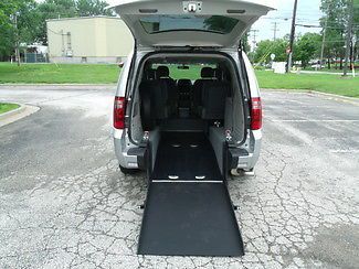 2010 silver se handicap wheelchiar accessible! rear entry mobility