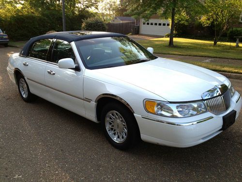 1999 lincoln town car signature sedan 4-door 4.6l low miles