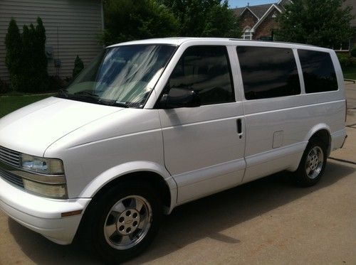 2003 chevrolet astro awd/new tires/tow/clean car-fax/asking $1000 under kbb!