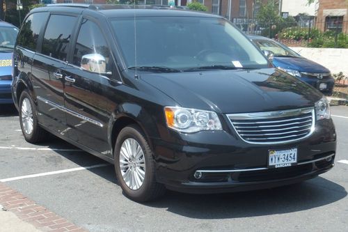 2012 chrysler town &amp; country limited - $28800