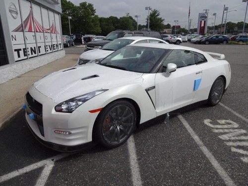 2014 nissan gt-r premium white with red interior premium package!