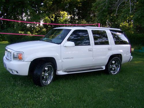 2000 cadillac escalade on 22's very sharp