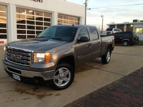 Used 2012 gmc sierra 2500 crew cab diesel only 3900 miles !!!!!!!