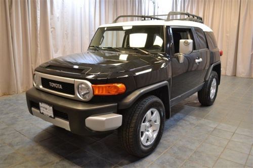 Fj cruiser,roof rack, rear differential locks,clean carfax,clean,gray,white roof