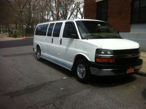 2007 chevy express ls 3500 white -