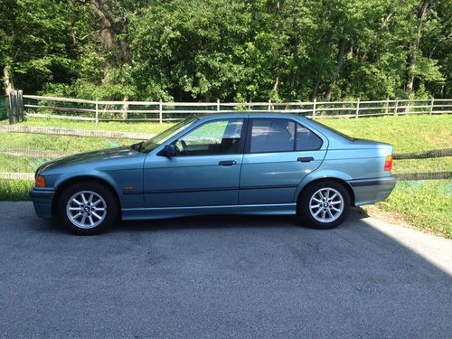 1998 bmw 318i base sedan 4-door 1.9l