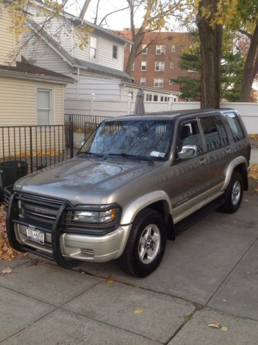 2000 isuzu trooper suv  low reserve clean low milage 4x4