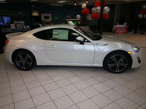 2013 scion frs whiteout, automatic, spoiler 75 miles brand new on showroom floor