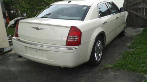 2006 chrysler 300c wrecked, clean title, easy fix, still runs, no reserve!!!!!!!