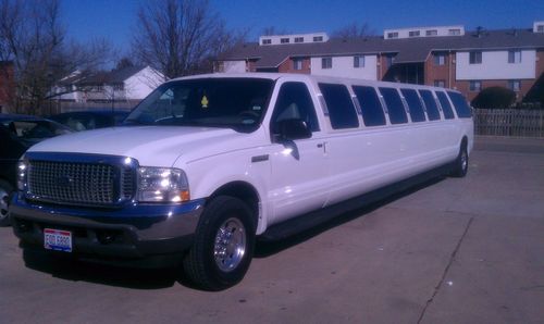 Ford excursion limousine 2002, 200 inch , white color,beautiful.