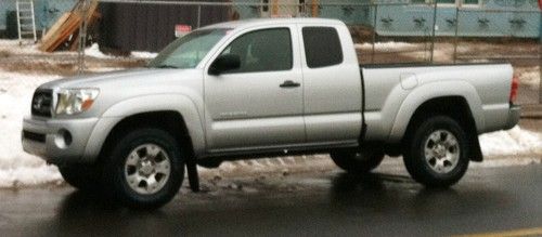 Toyota tacoma 4 cylinder,  one owner.  truck runs great