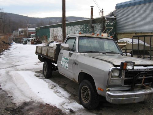 1992 dodge power ram 150 , 4 x 4, snow plow truck, steel and wood flatbed
