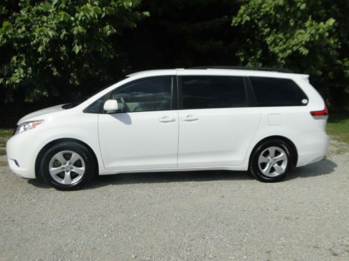 2012 toyota sienna le white with gray cloth